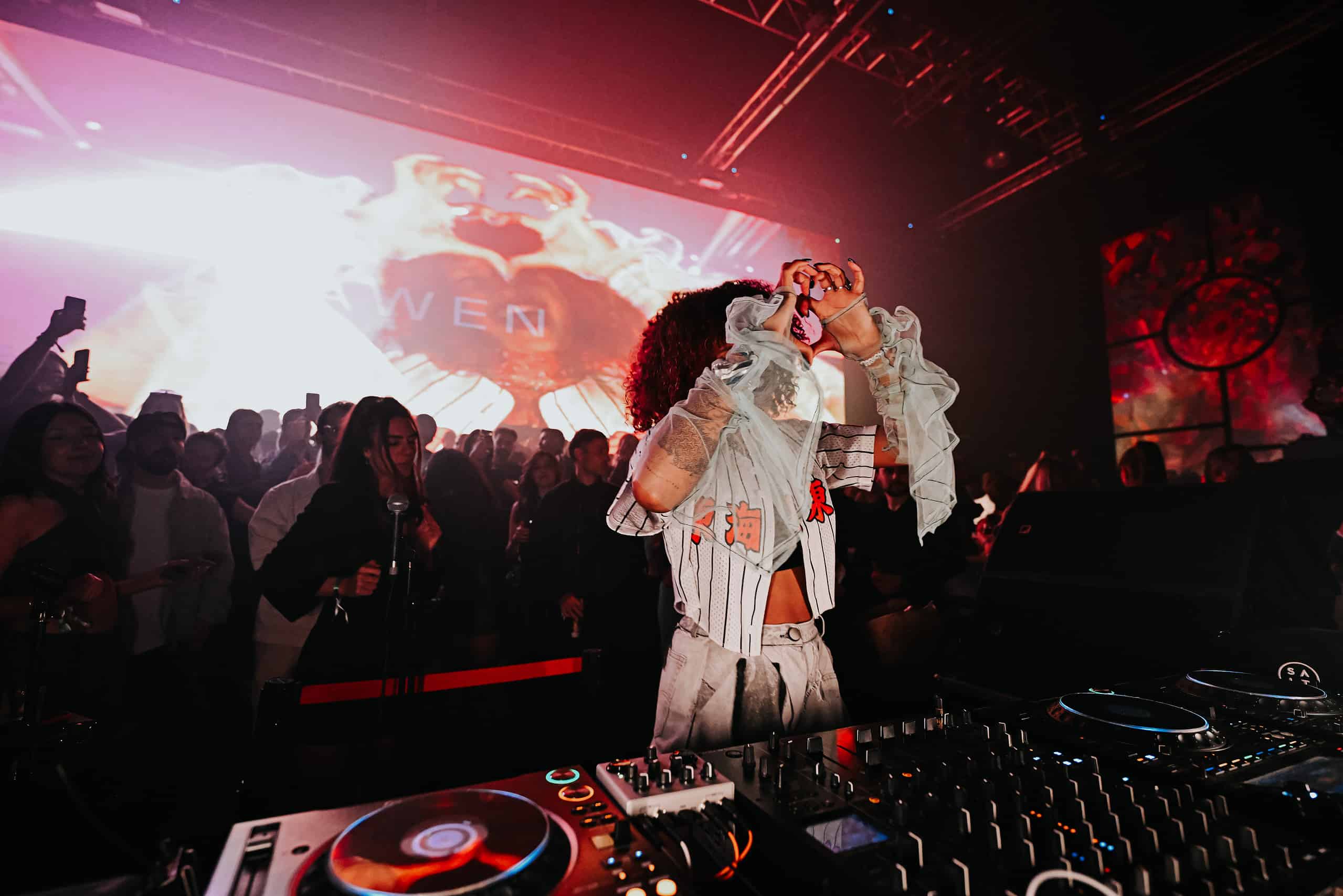 Glitch Fields: The Bridge Between Digital and Physical Realms 5 Glitch Fields: The Bridge Between Digital and Physical Realms