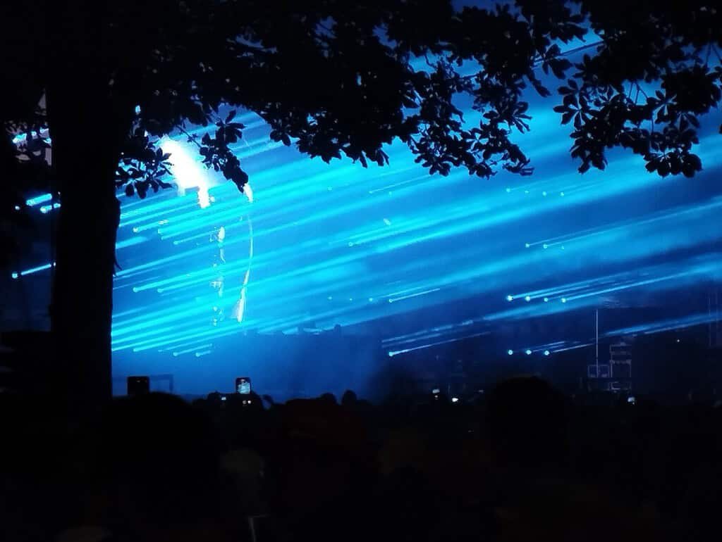 Techno Genres and Subgenres: 12 Types of Techno Explained (2026) 5 Blue lasers over the crowd during Charlotte de Witte's peak time techno set at Rock en Seine 2023