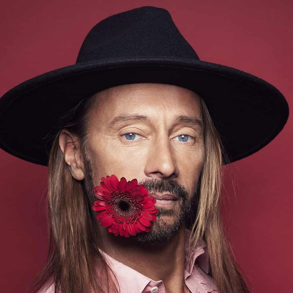 Bob Sinclar Reveals Concerns Regarding Phones at Sets