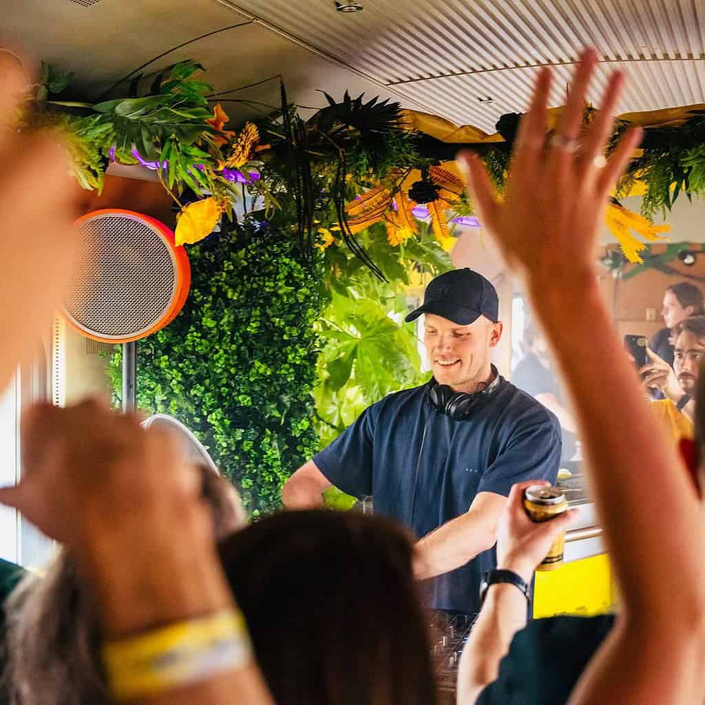 The 50:HERTZ Club Train: a Mobile Techno Experience