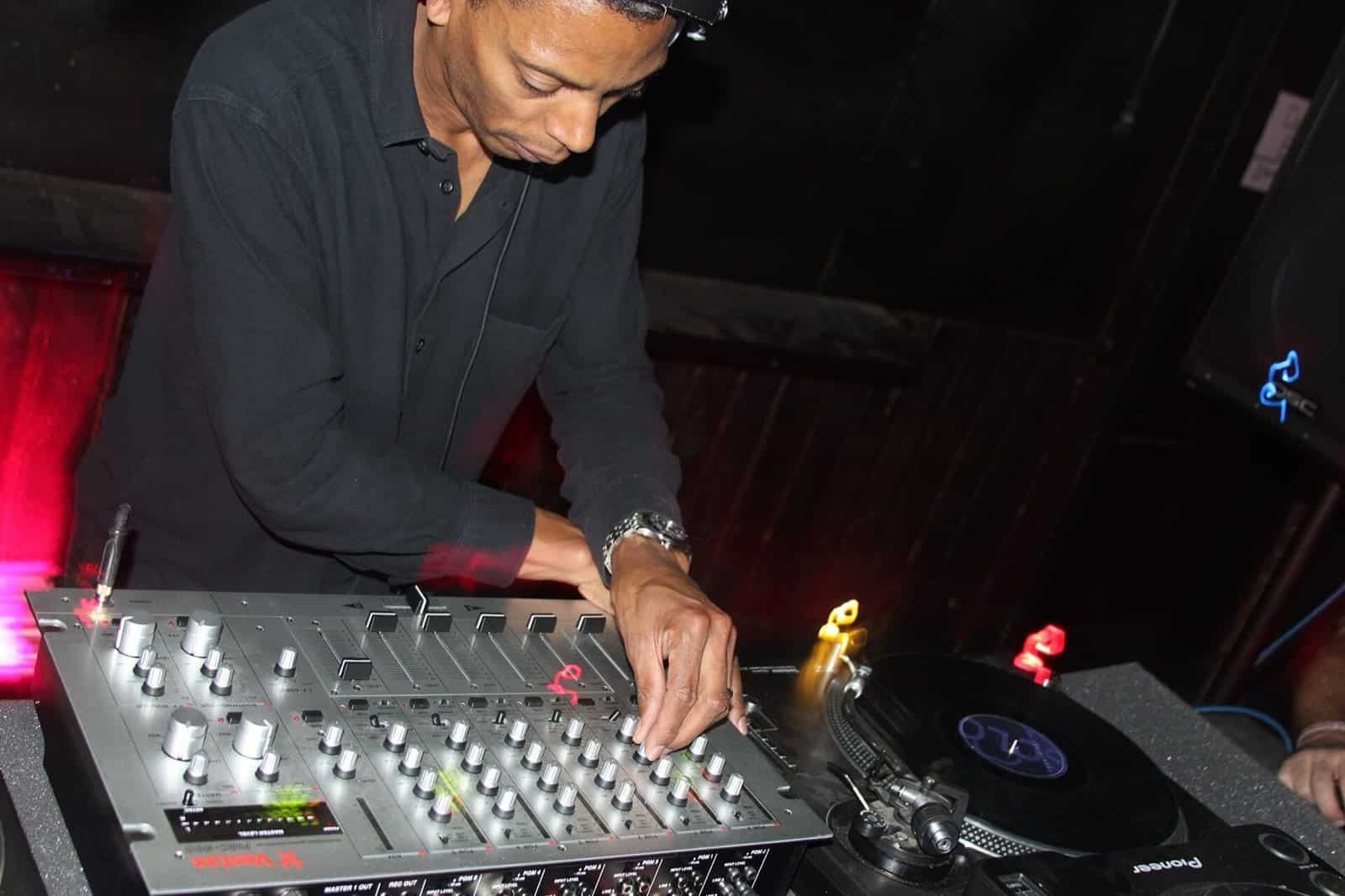 The Best Techno DJ Sets of All Time: 10 Sets That Made History 1 Jeff Mills leaning over a Vestax mixer while cueing a vinyl record on a turntable