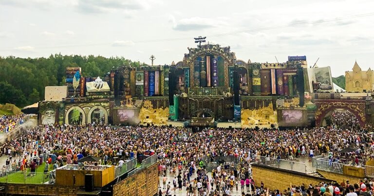 Tomorrowland Mainstage crowd in Boom, Belgium