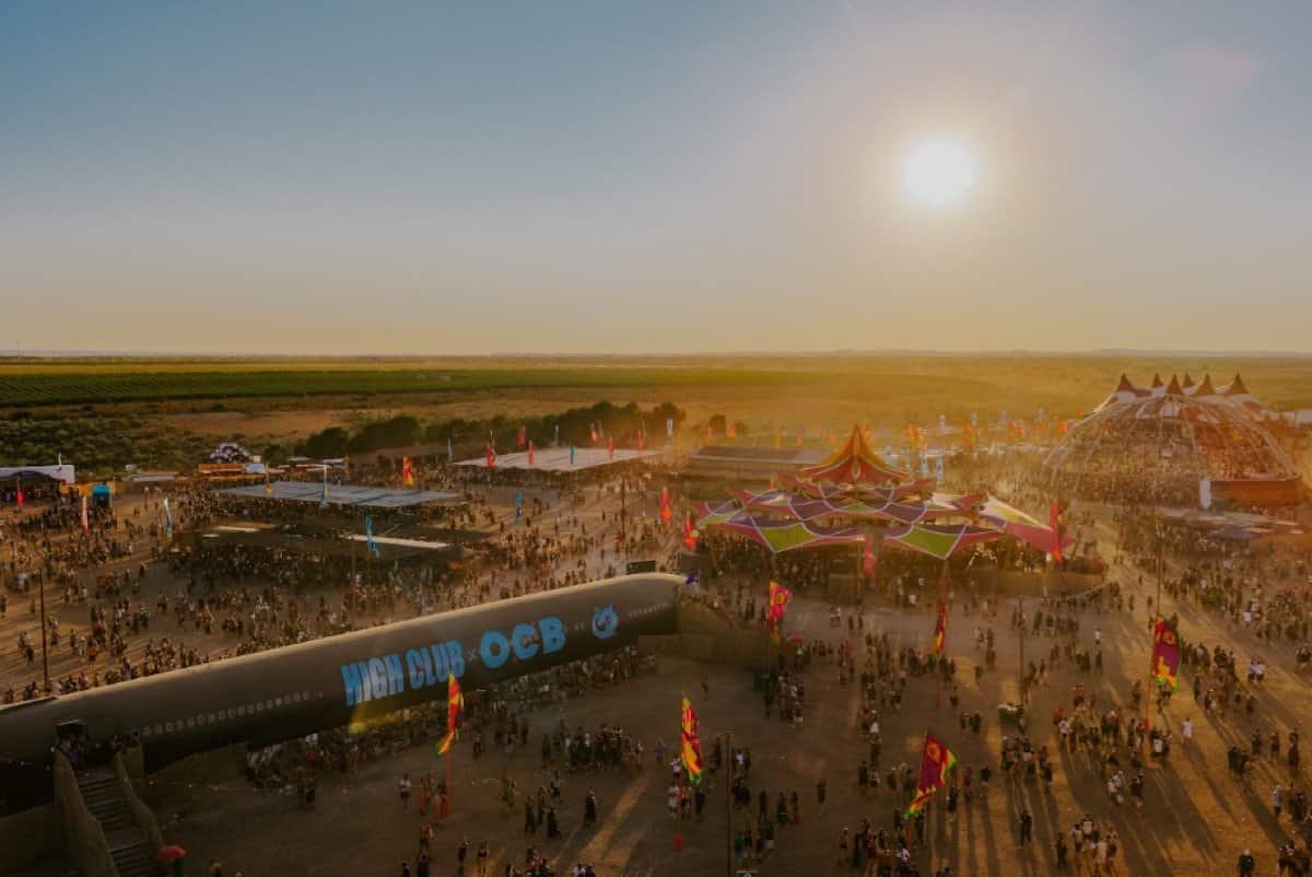Monegros Desert Festival 2026 Announces Its First Simultaneous Double Closing 2 Aerial view of Monegros Desert Festival stages at sunset in Fraga, Aragon
