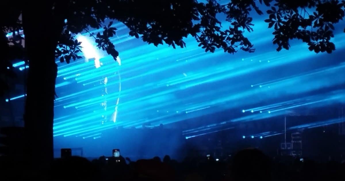 Charlotte de Witte open-air techno set with blue lasers, echoing her New York B2B with Yousuke Yukimatsu Charlotte de Witte open-air techno set with blue lasers, echoing her New York B2B with Yousuke Yukimatsu