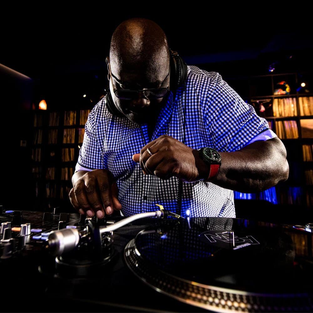 Techno Curiosities: 10 Questions Fans Always Ask About Their Favourite DJs 2 Carl Cox behind the decks, the DJ who played two New Year's Eves in 2000