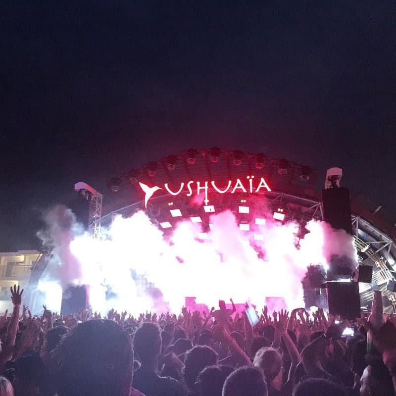 Avicii behind the decks at Ushuaïa Ibiza in August 2014, lit in white with the crowd in front of him