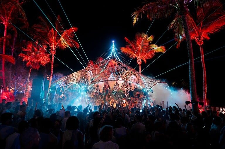 aya nye jericoacoara stage palm trees crowd