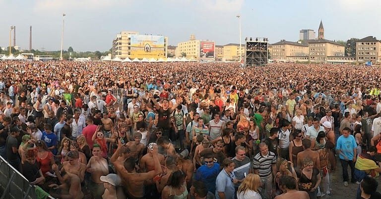 Vast crowd filling the Love Parade 2007 site in Essen, an example of the biggest crowds for a DJ set Vast crowd filling the Love Parade 2007 site in Essen, an example of the biggest crowds for a DJ set