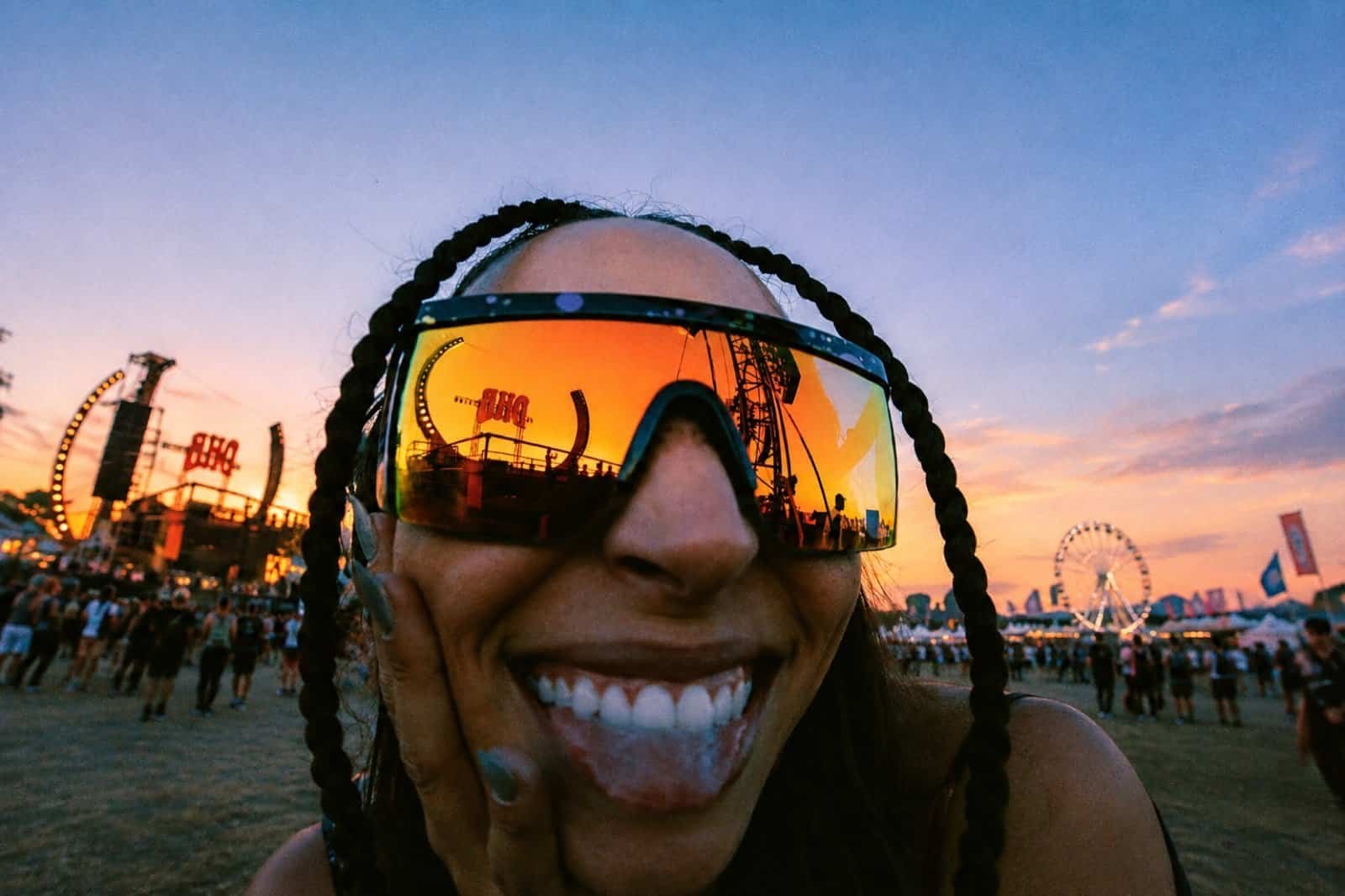 DHB Portugal 2026 in Photos: 10 Moments From Costa da Caparica 9 Festivalgoer at sunset at DHB Portugal 2026
