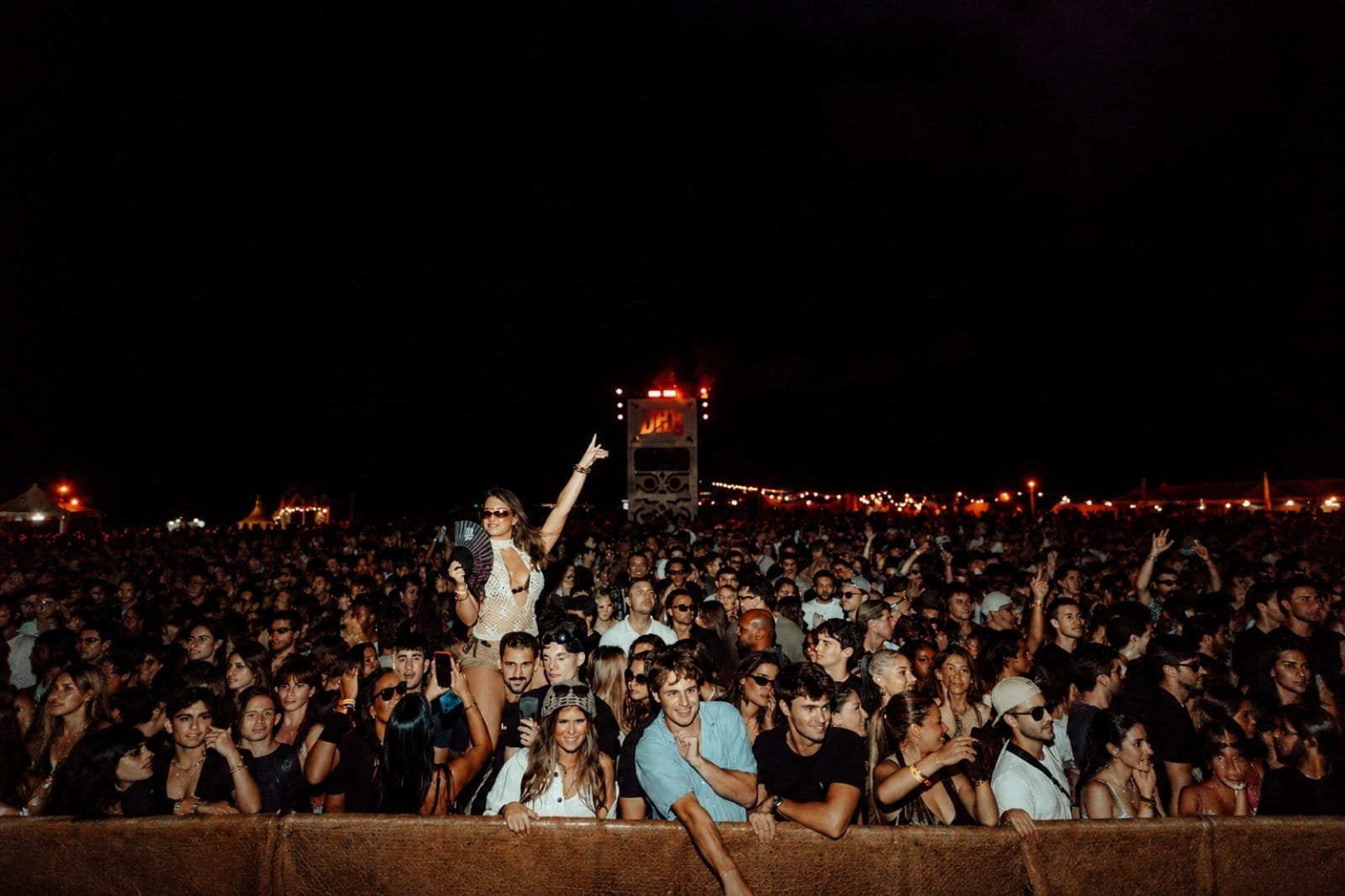 DHB Portugal 2026 in Photos: 10 Moments From Costa da Caparica 8 Crowd at the front barrier at DHB Portugal 2026