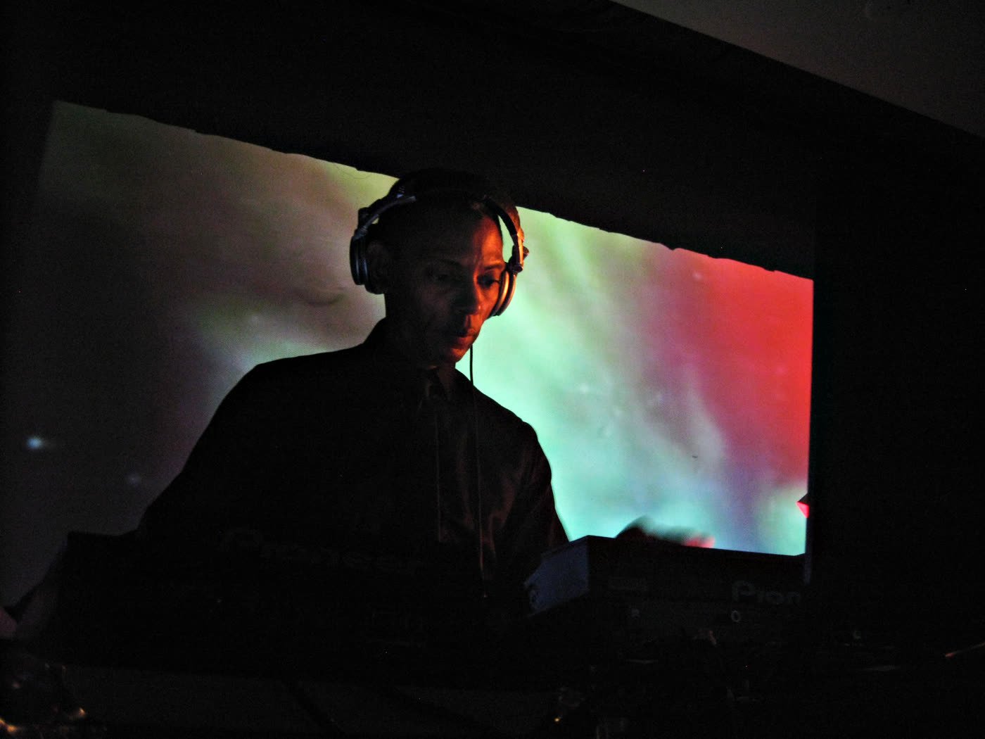 What Is Techno Music? History, Sound and the Artists Who Built It (2026) 14 Jeff Mills DJing in 2010 with a Roland TR-909 drum machine