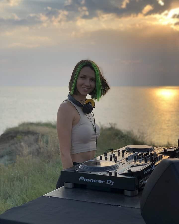 Highest-Paid Female Techno DJs 2026: Amelie Lens, Charlotte de Witte and 12 More 10 Miss Monique with her green-dyed hair at an open-air DJ set by the sea at sunset
