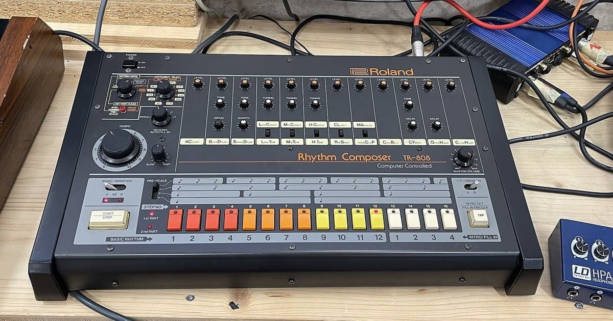 Techno vs. House Music: a Comprehensive Comparison Techno vs. House Music: a Comprehensive Comparison